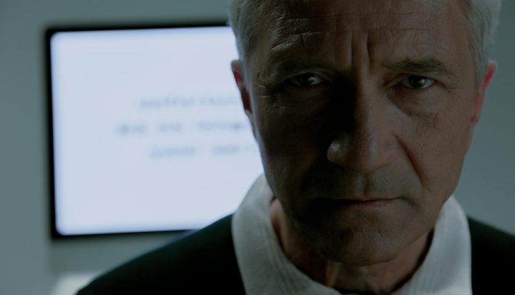 Portrait of a senior man in front of a computer screen, reflecting job search difficulties.